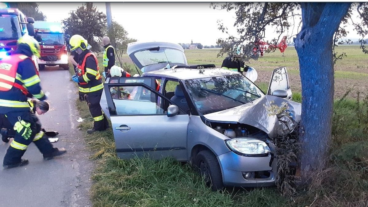 Auto na Olomoucku narazilo do stromu. Pět zraněných, startoval vrtulník